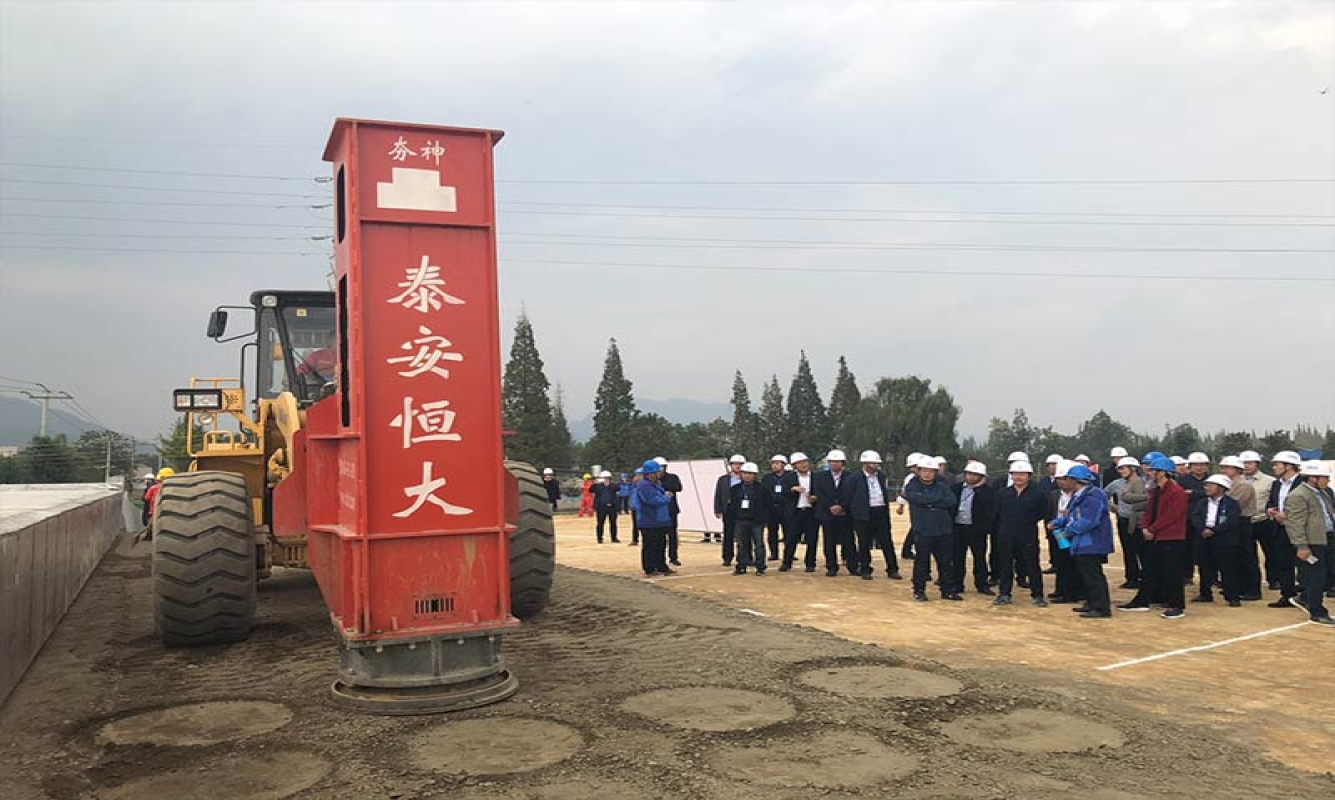 山东潍坊高速液压夯实机在慈化禅寺桩基基坑底部夯实