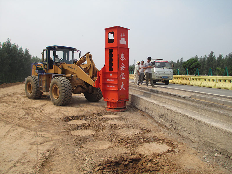 新老路基液压夯某公路扩宽施工（高速液压夯实机新旧路基结合部处理）